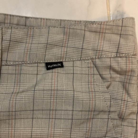 Hurley men’s plaid cream / grey shorts. Perfect for golf or the beach! EUC! - Picture 2 of 7